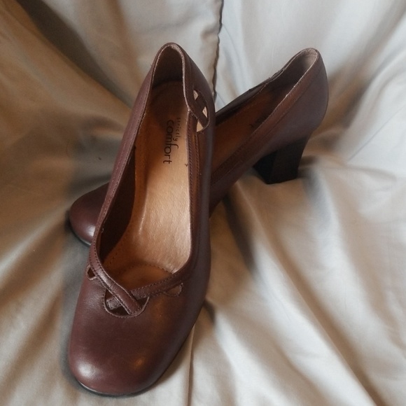 CLARKS STRICTLY COMFORT Brown Heels - Picture 2 of 8